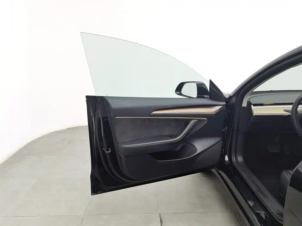 Tesla Model 3 — миниатюра 8