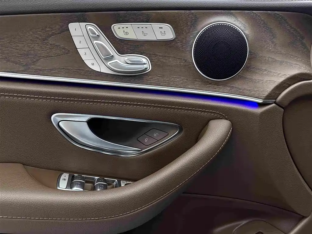 Mercedes-Benz E-Class — миниатюра 23