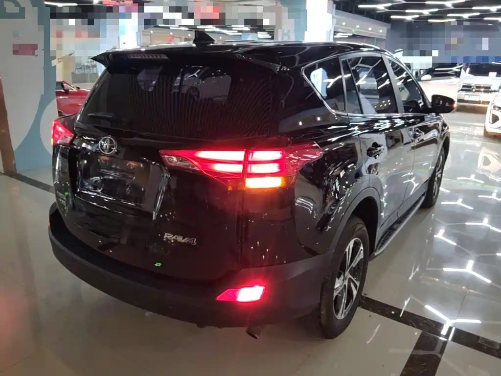 Toyota RAV4 — миниатюра 7