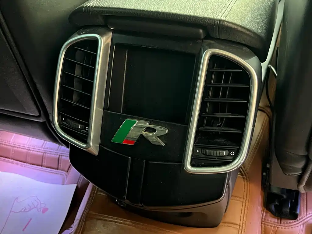 Porsche Cayenne — миниатюра 26