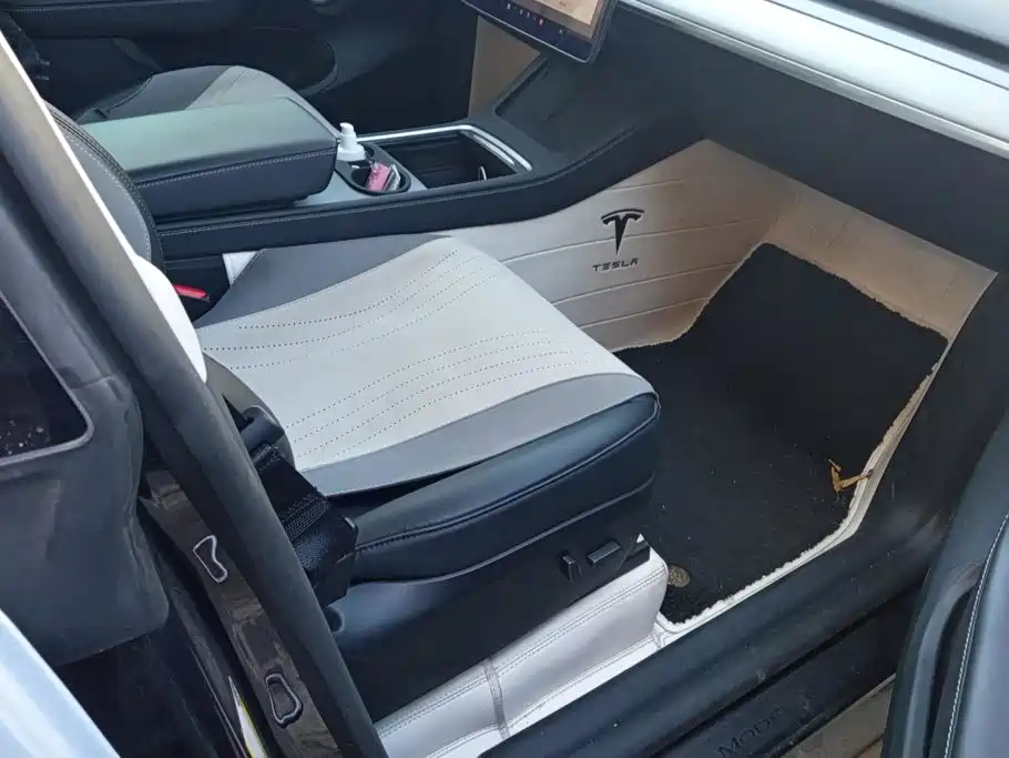 Tesla Model Y — миниатюра 8