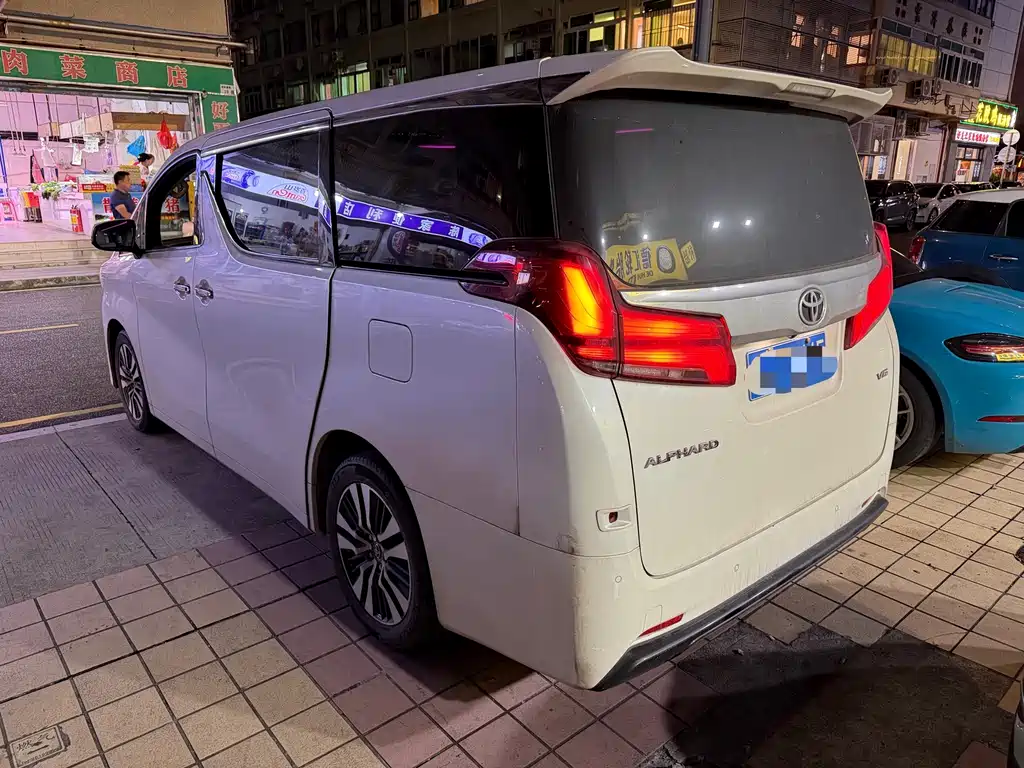 Toyota Alphard — миниатюра 3