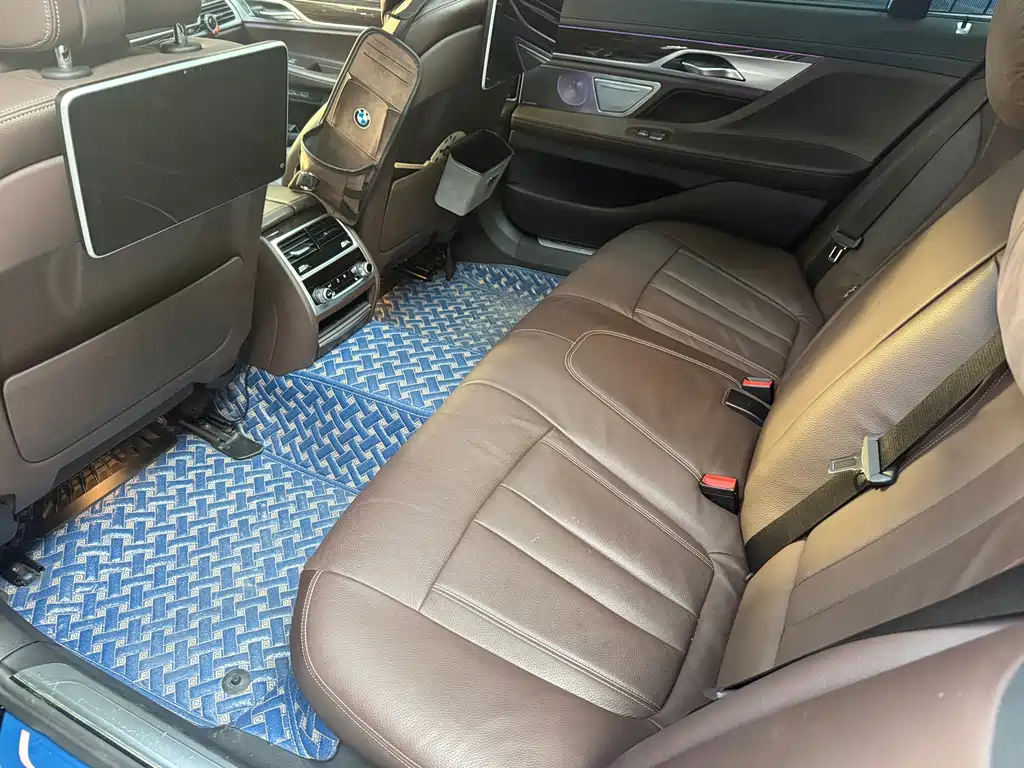 BMW 7 Series — миниатюра 11