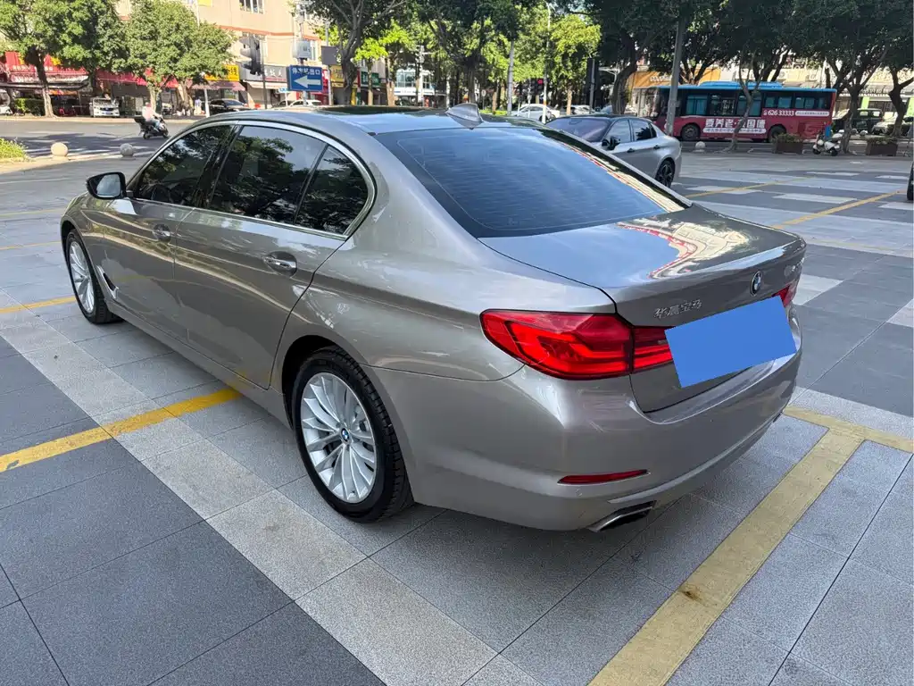 BMW 5 Series — миниатюра 4