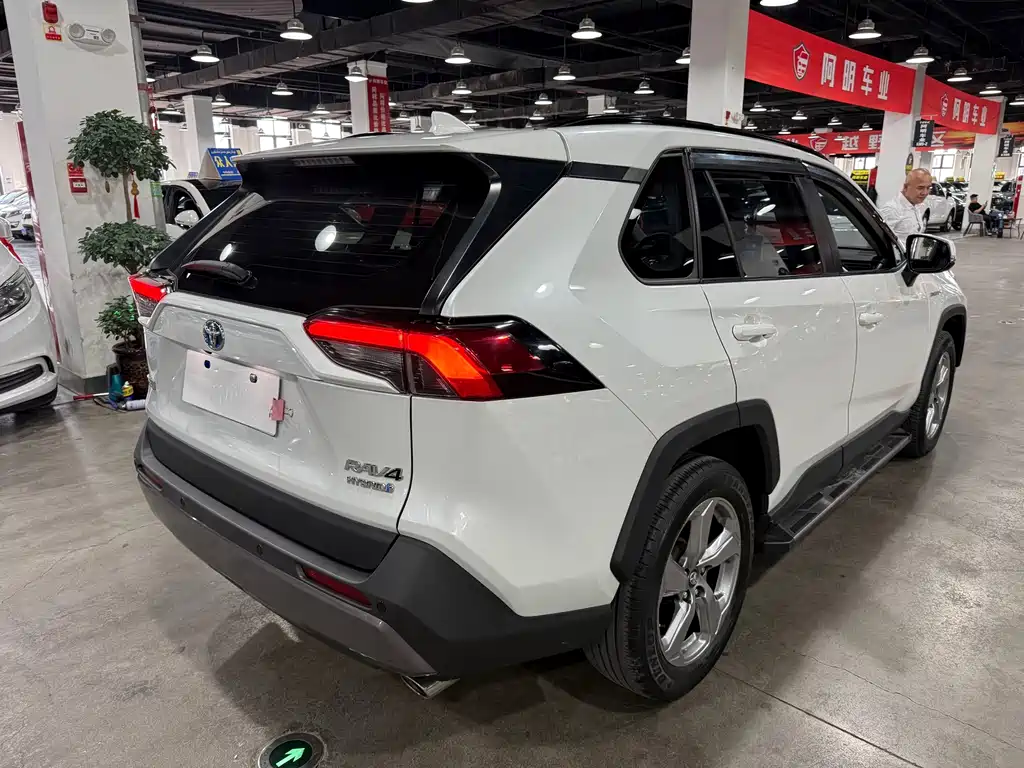 Toyota RAV4 — миниатюра 5