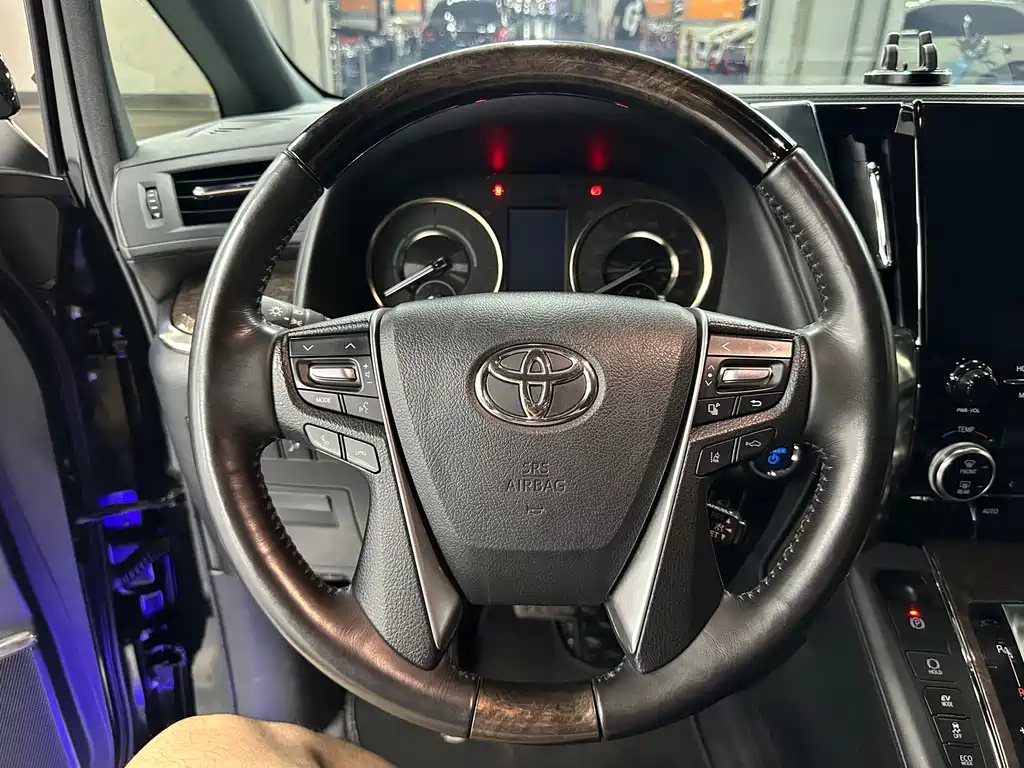 Toyota Vellfire — миниатюра 20