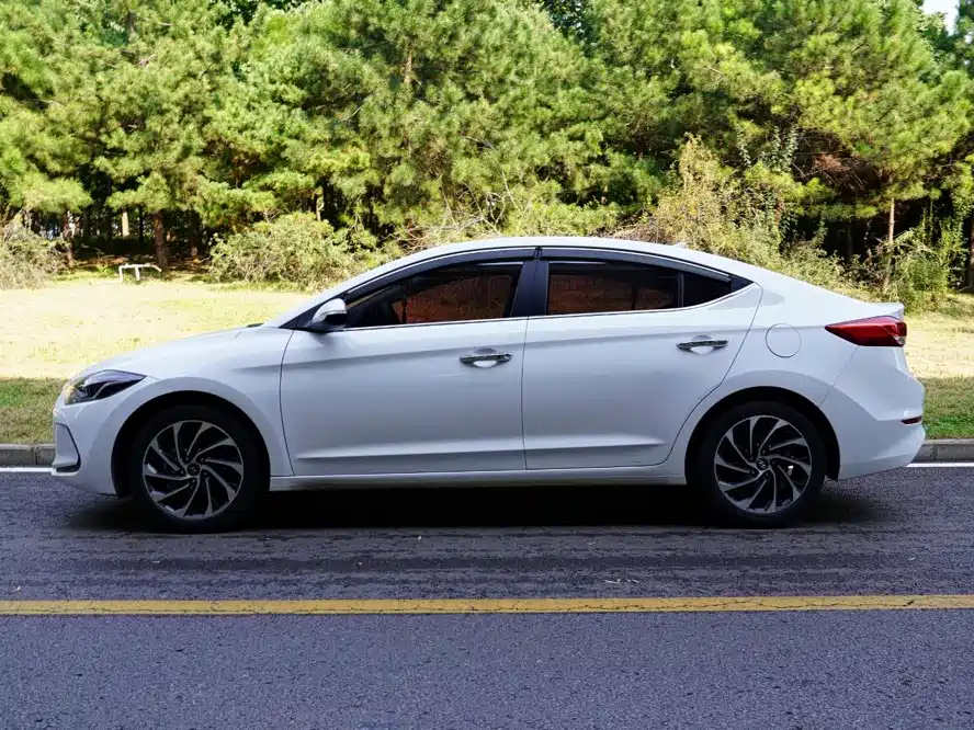 Hyundai Elantra — миниатюра 12