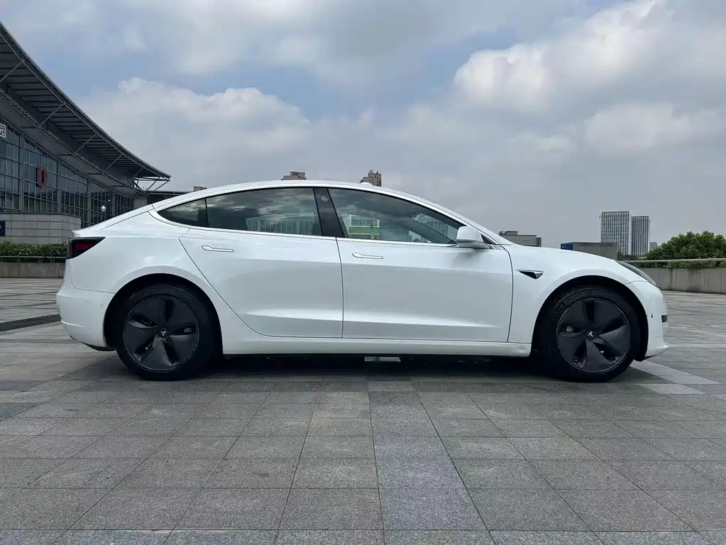 Tesla Model 3 — миниатюра 4