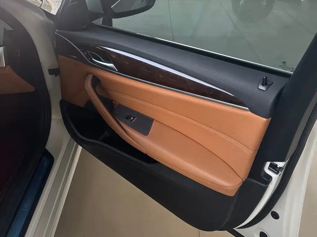 BMW 5 Series — миниатюра 7