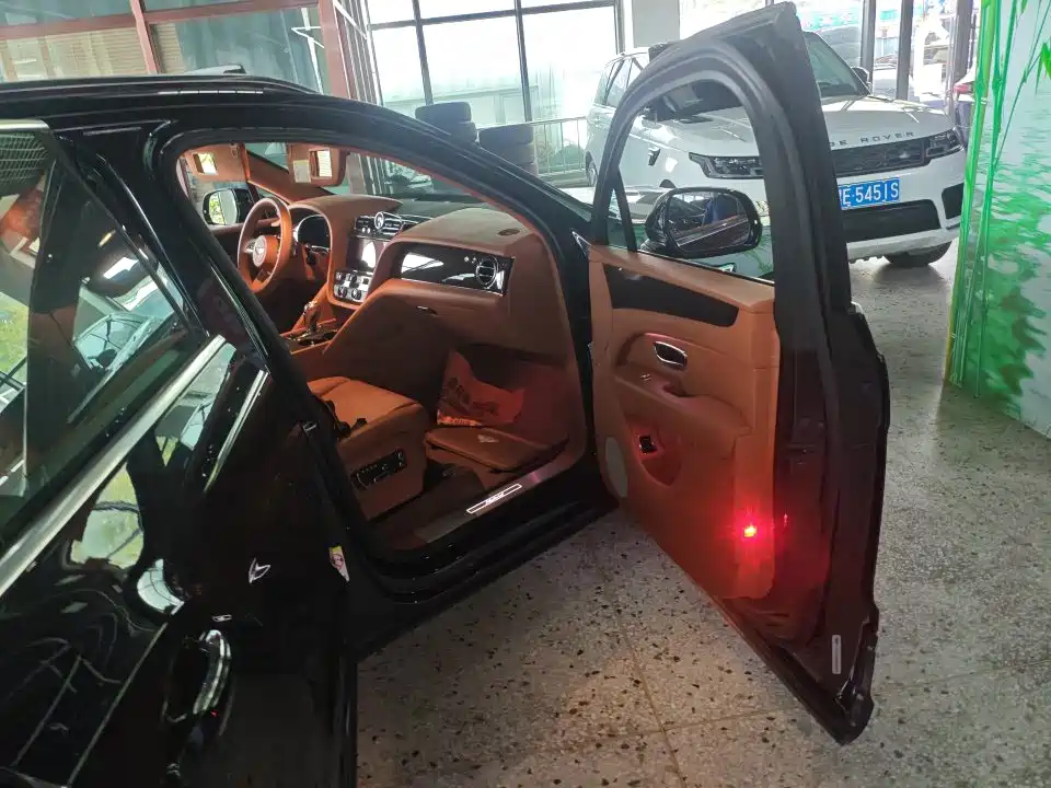 Bentley Bentayga PHEV — миниатюра 7