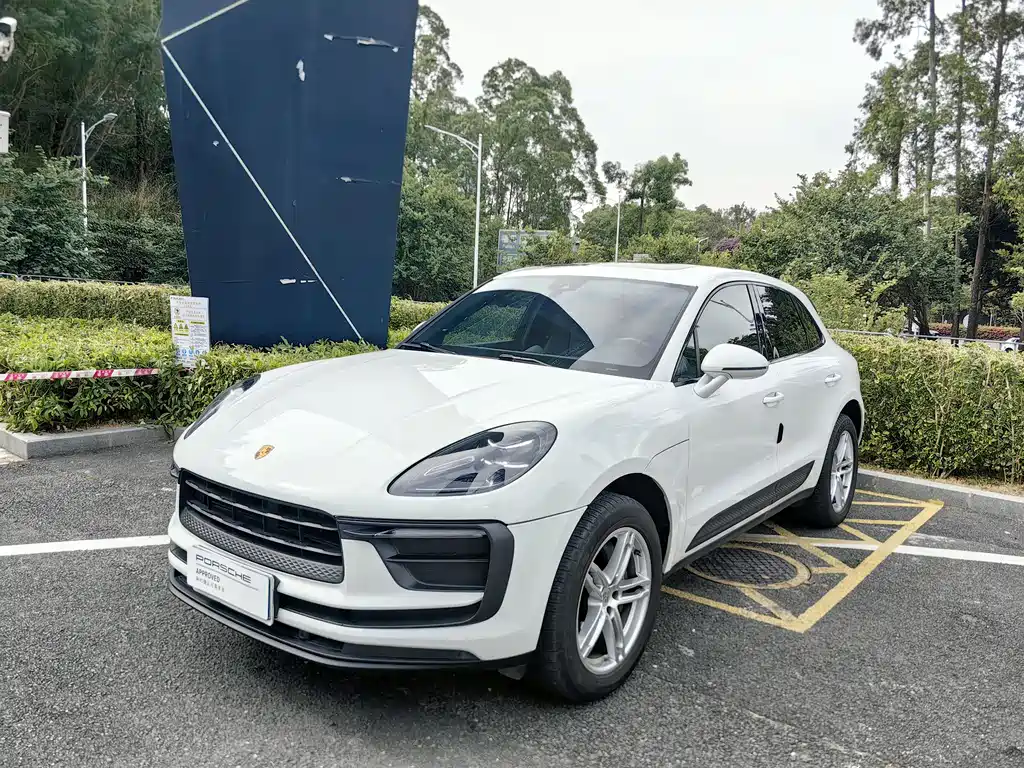 PORSCHE MACAN