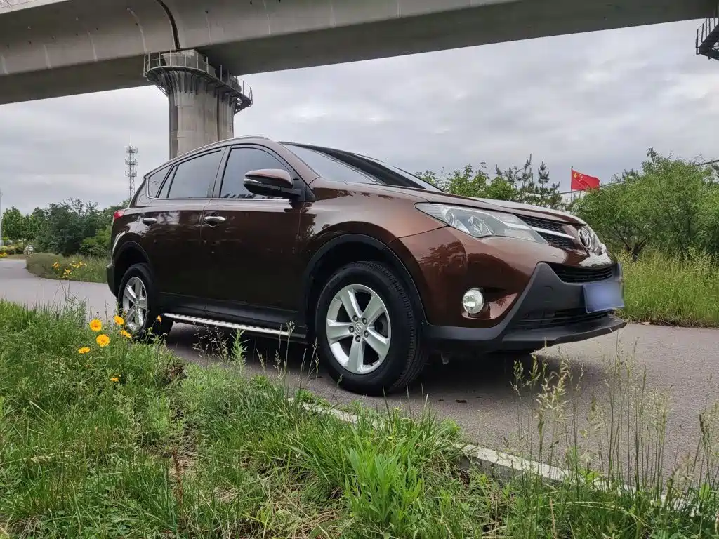 Toyota RAV4 — миниатюра 10
