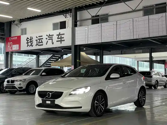 VOLVO V40 2018