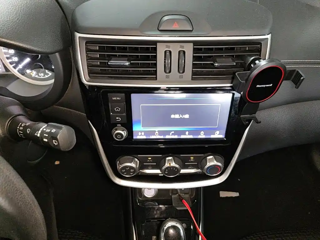 Nissan Tiida — миниатюра 13