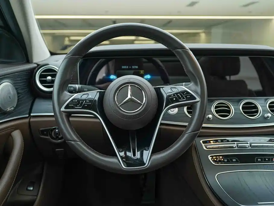 Mercedes-Benz E-Class — миниатюра 17