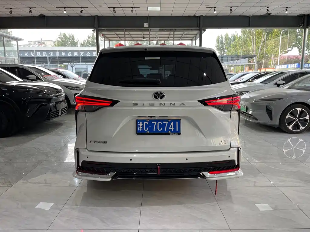 Toyota Sienna — миниатюра 8