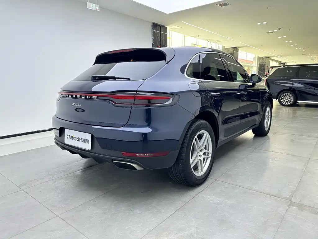PORSCHE MACAN