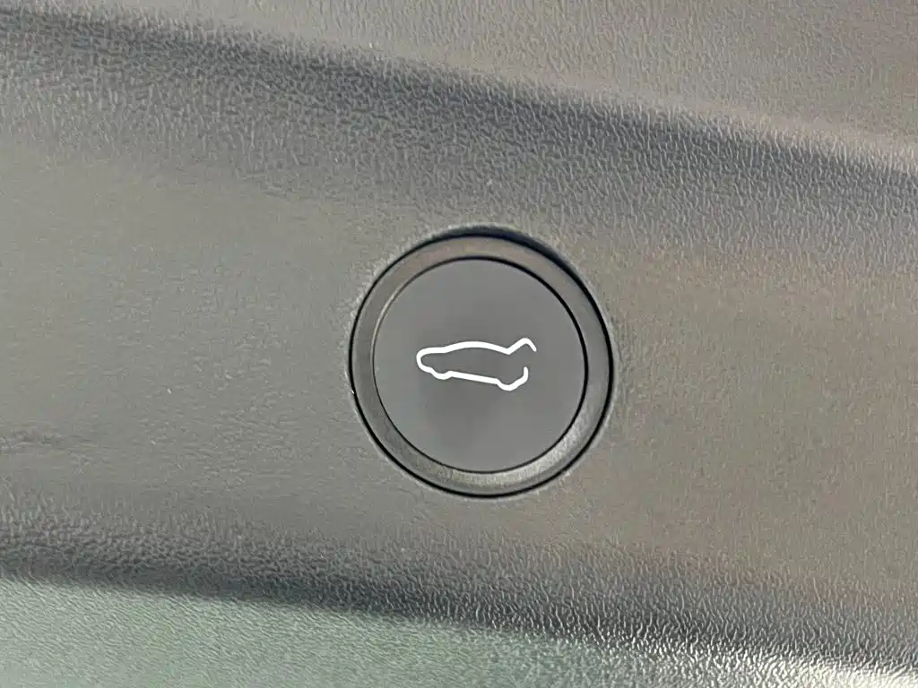 Tesla Model Y — миниатюра 18