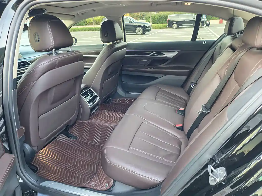 BMW 7 Series — миниатюра 5