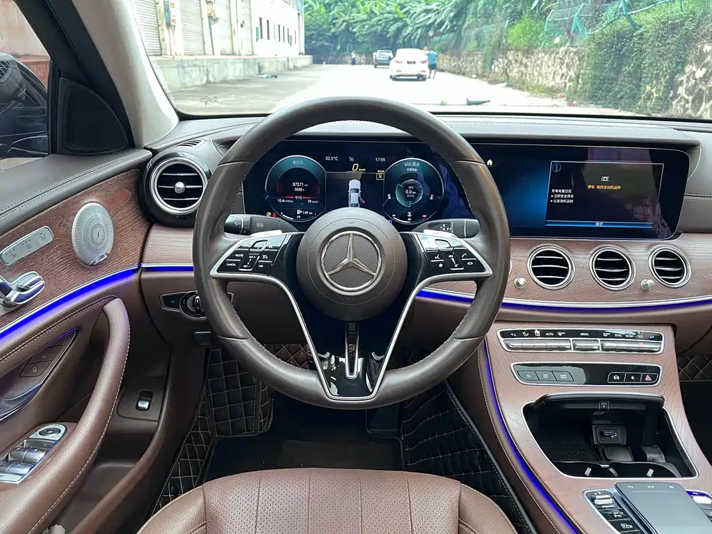 Mercedes-Benz E-Class — миниатюра 8