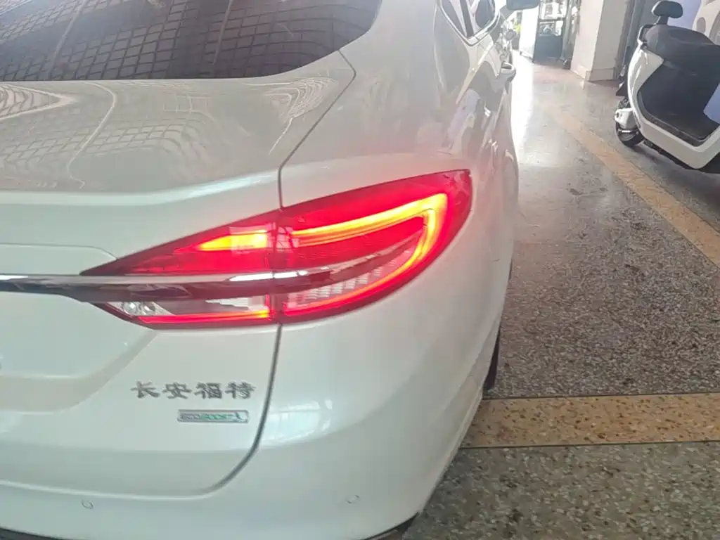 Ford Mondeo — миниатюра 8