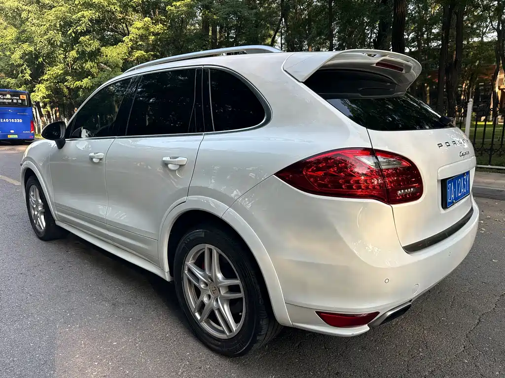 Porsche Cayenne — миниатюра 7