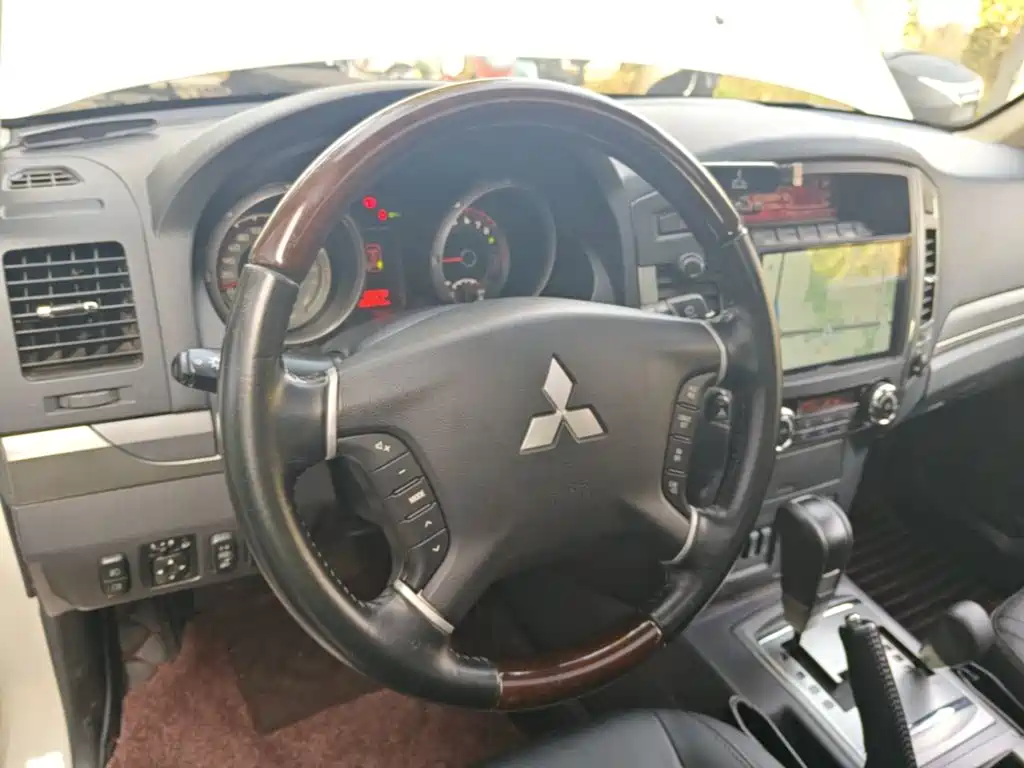 Mitsubishi Pajero (Import) — миниатюра 11
