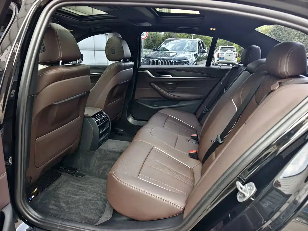 BMW 5 Series — миниатюра 13