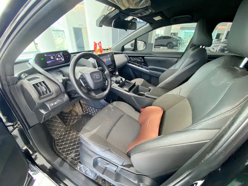 Toyota bZ4X — миниатюра 4