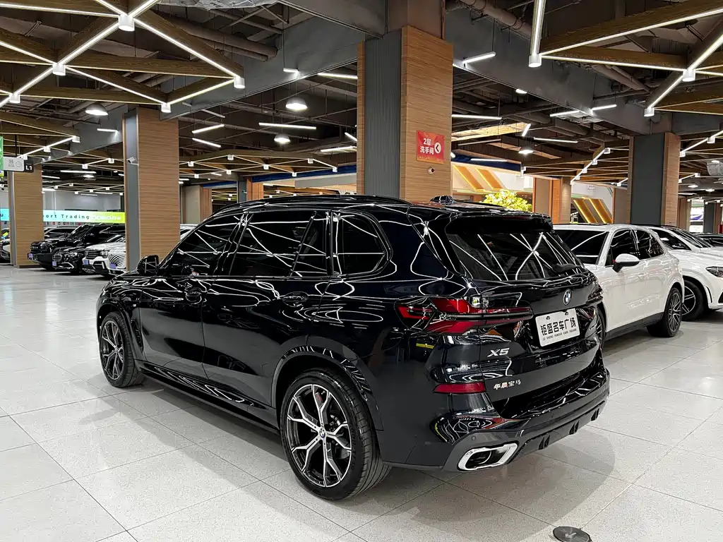 BMW X5 2023 xDrive 30Li Premium M Sport