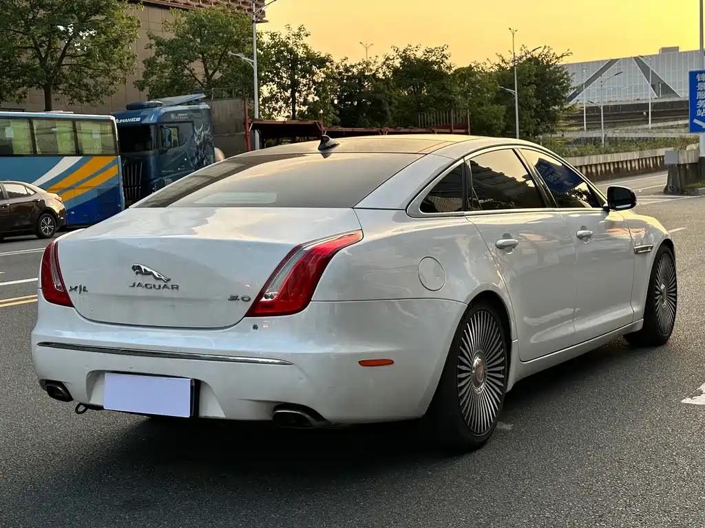 Jaguar XJ — миниатюра 19