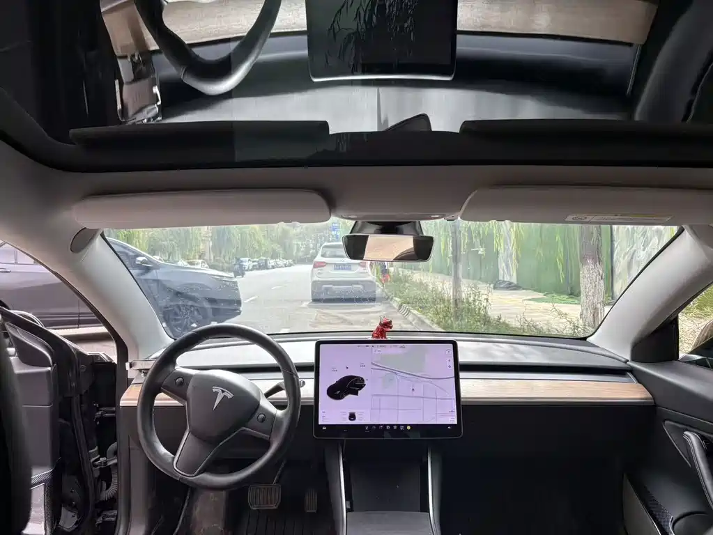 Tesla Model 3 — миниатюра 5
