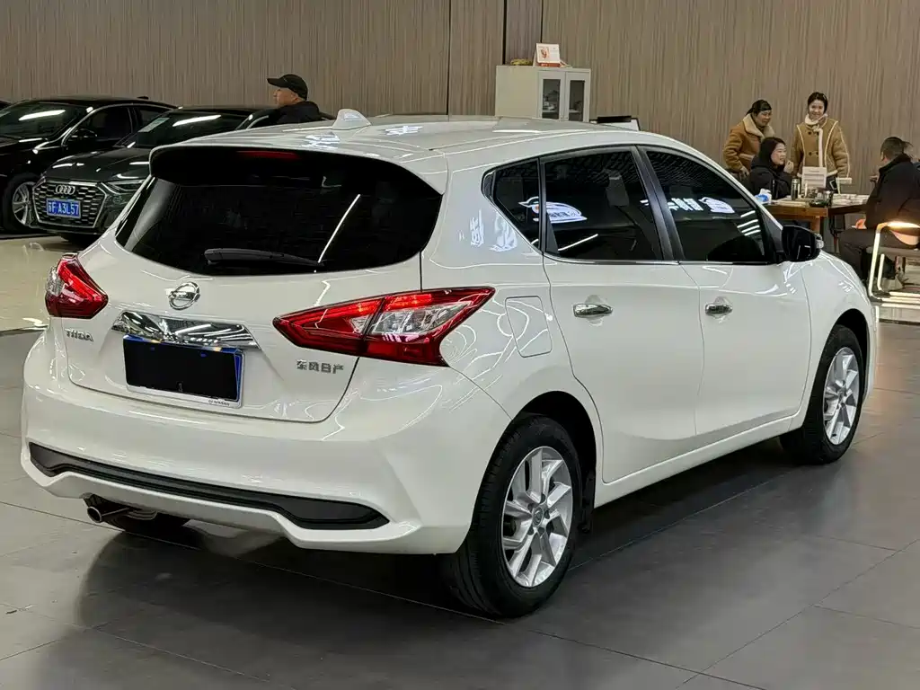 NISSAN TIIDA