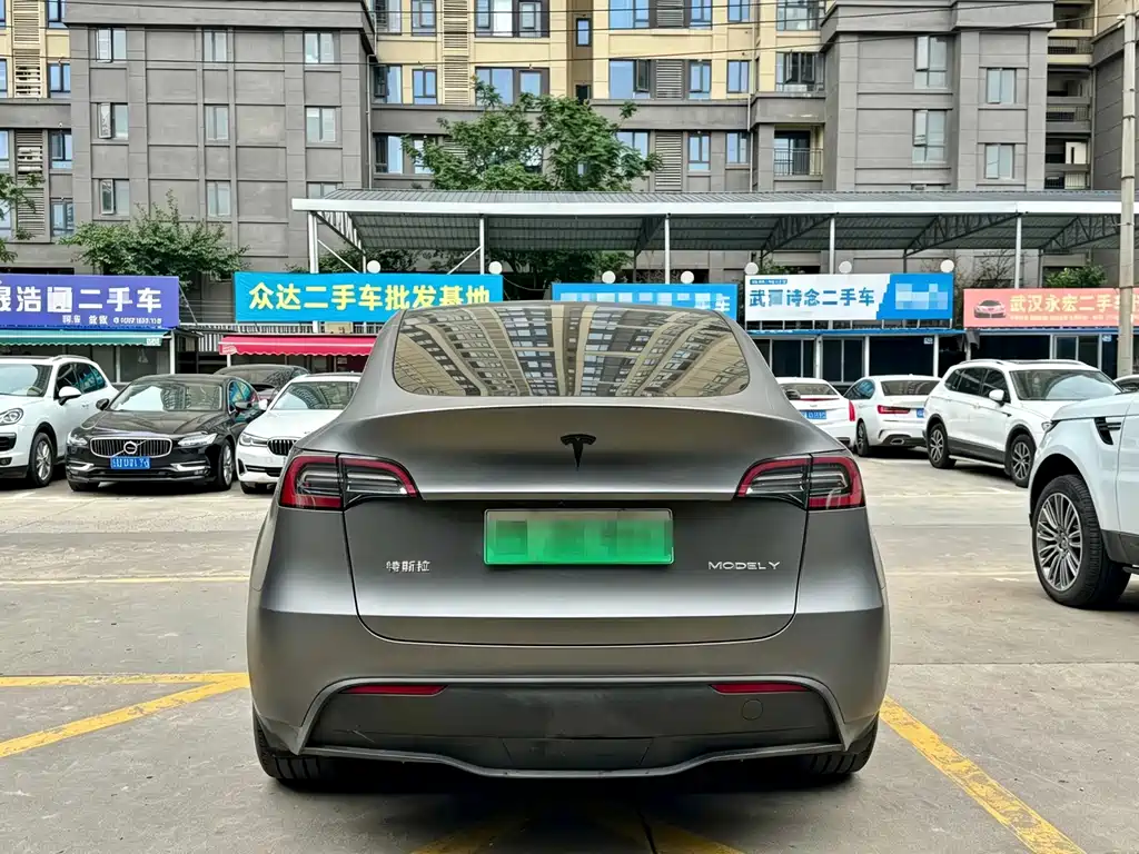 Tesla Model Y — миниатюра 10