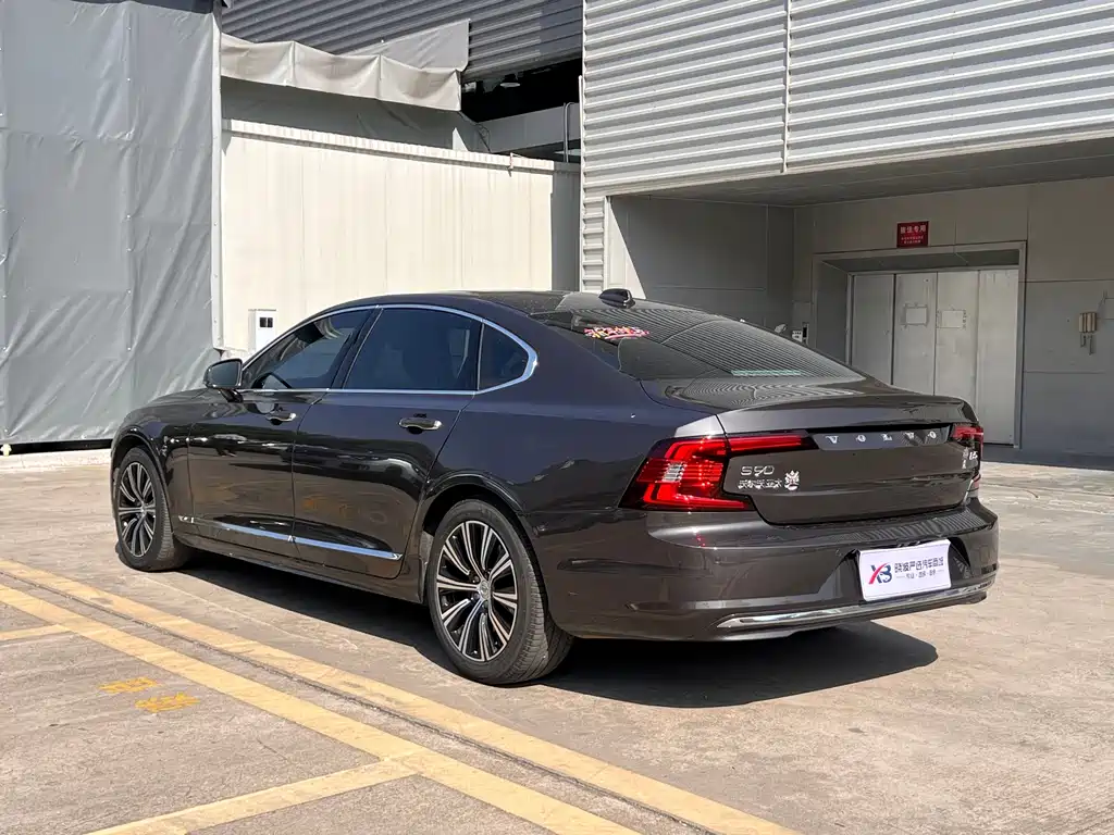 VOLVO S90