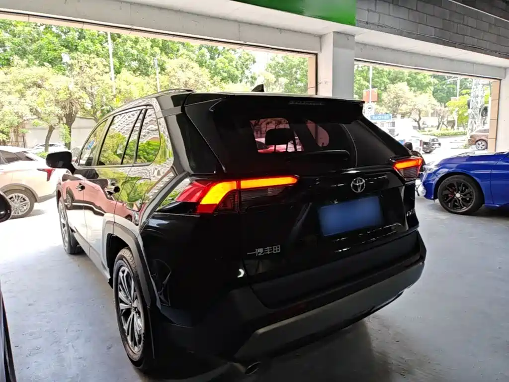 Toyota RAV4 — миниатюра 5