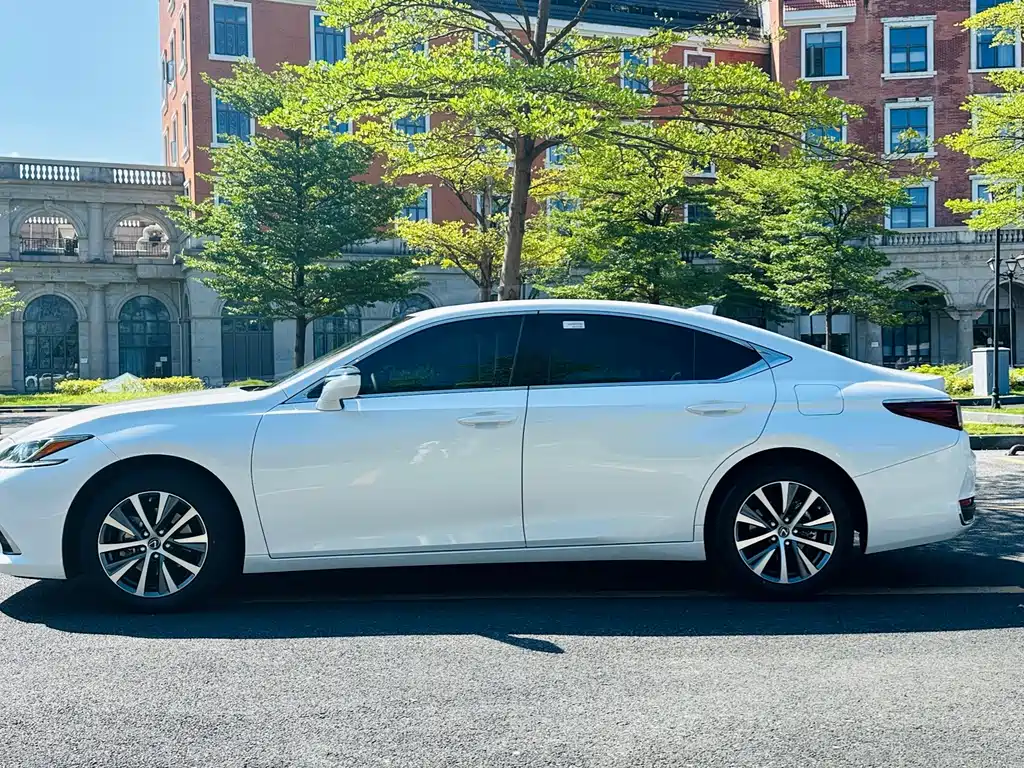 Lexus ES — миниатюра 9