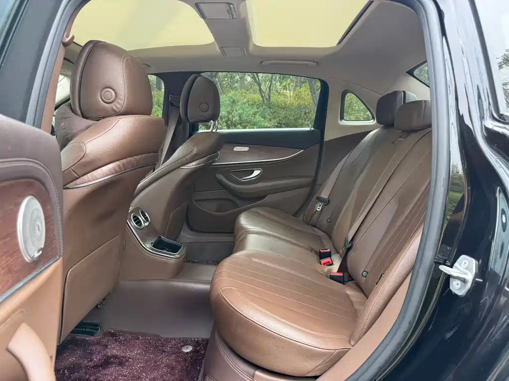Mercedes-Benz E-Class — миниатюра 6