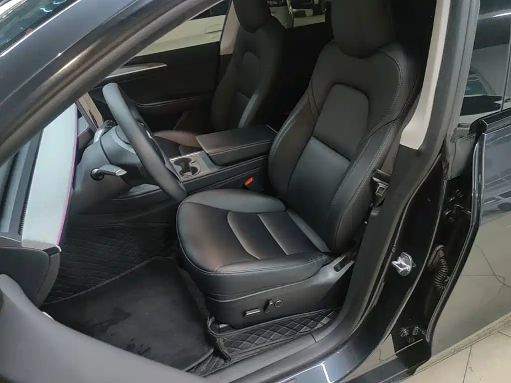 Tesla Model Y — миниатюра 15