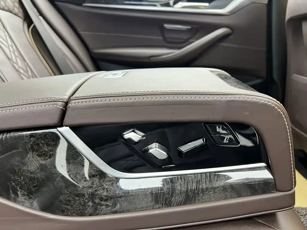 BMW 5 Series — миниатюра 25