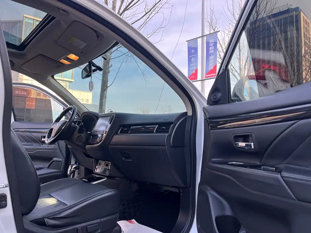 MITSUBISHI OUTLANDER