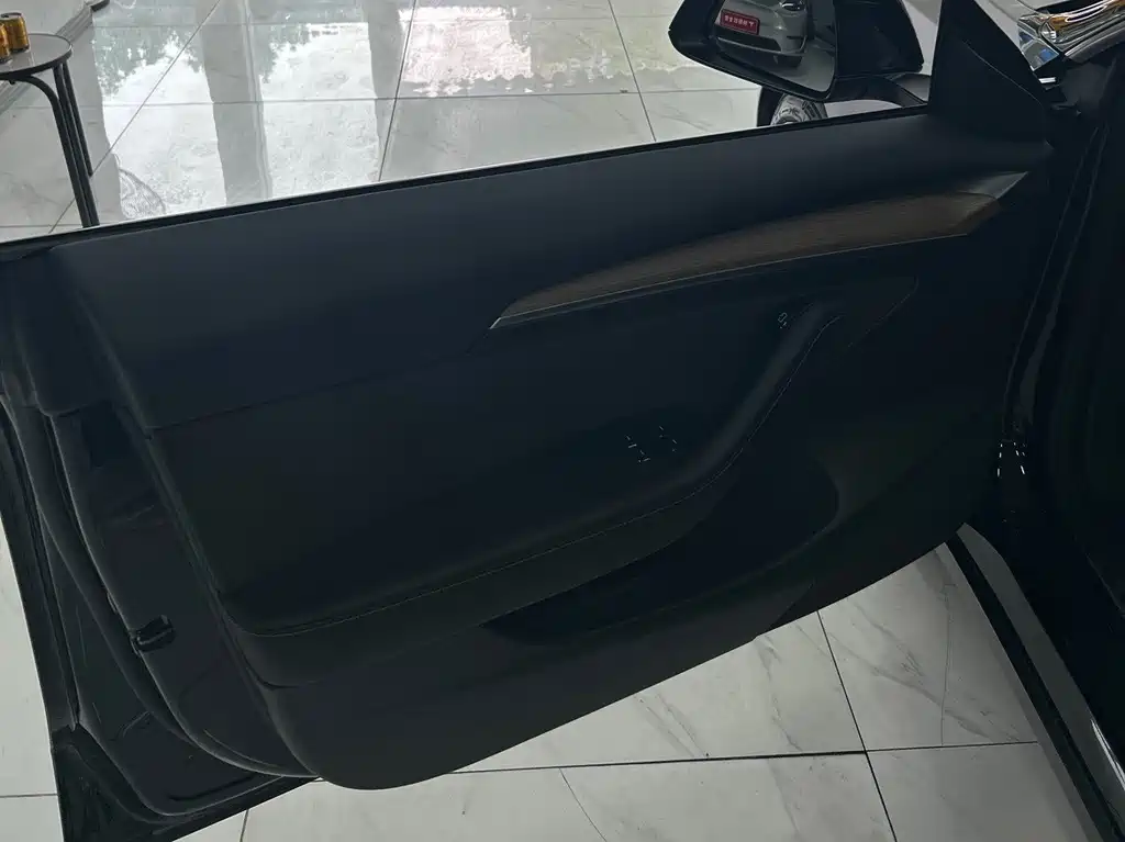 Tesla Model 3 — миниатюра 5