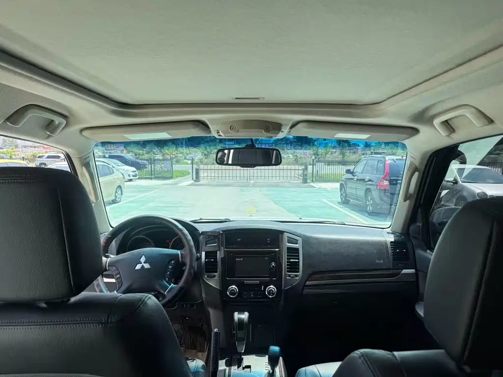 Mitsubishi Pajero (Import) — миниатюра 5