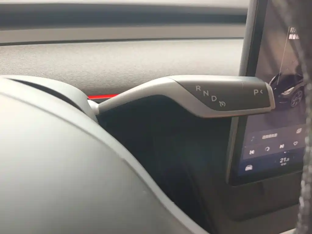 Tesla Model Y — миниатюра 14