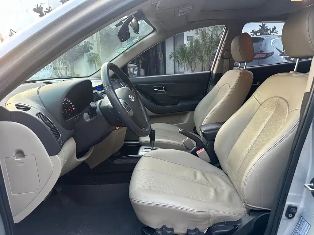Hyundai Elantra — миниатюра 10