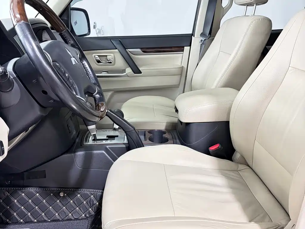Mitsubishi Pajero (Import) — миниатюра 7