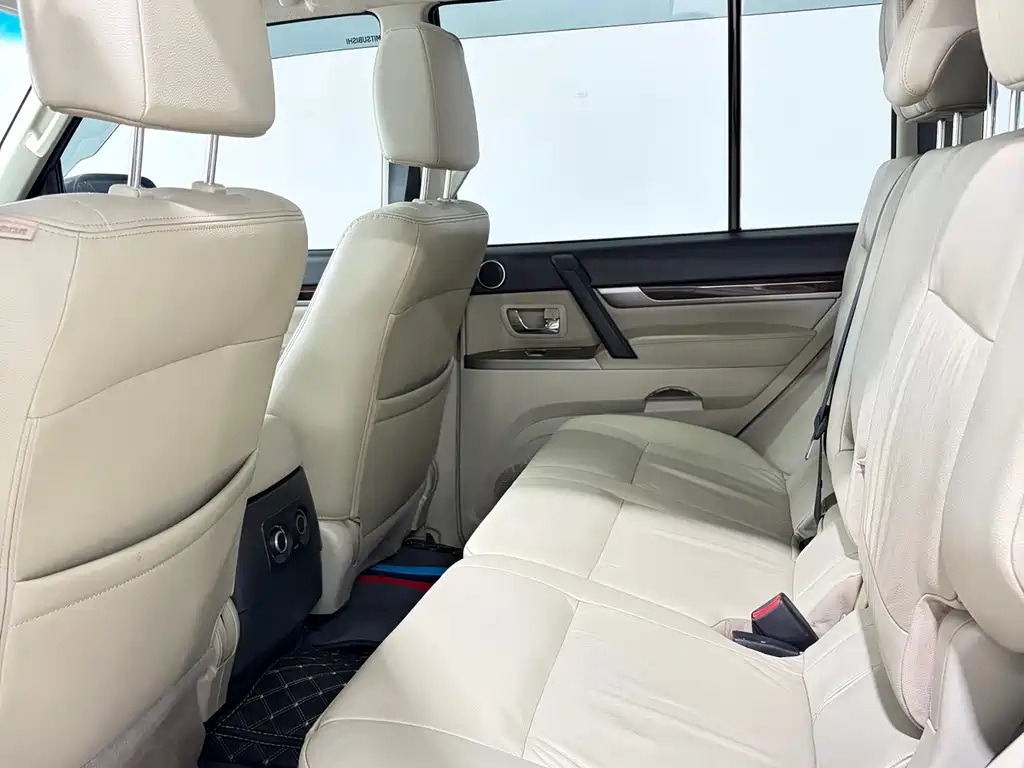 Mitsubishi Pajero (Import) — миниатюра 12