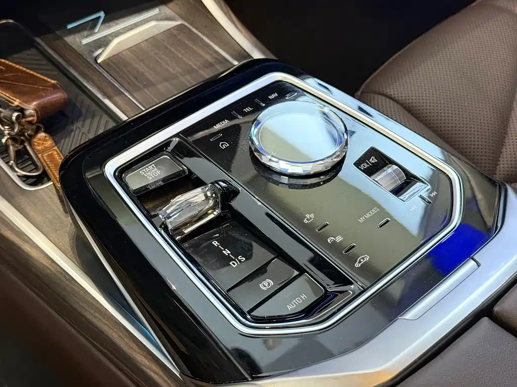 BMW 7 Series — миниатюра 9