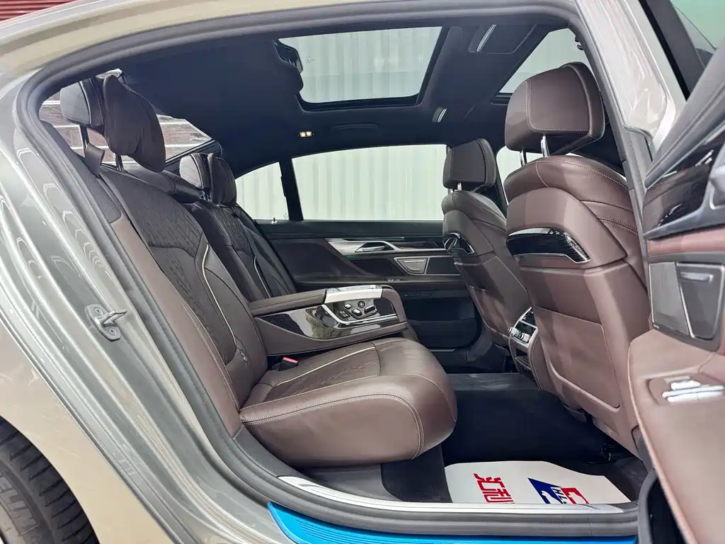 BMW 7 Series — миниатюра 17