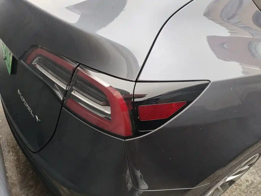 Tesla Model Y — миниатюра 8